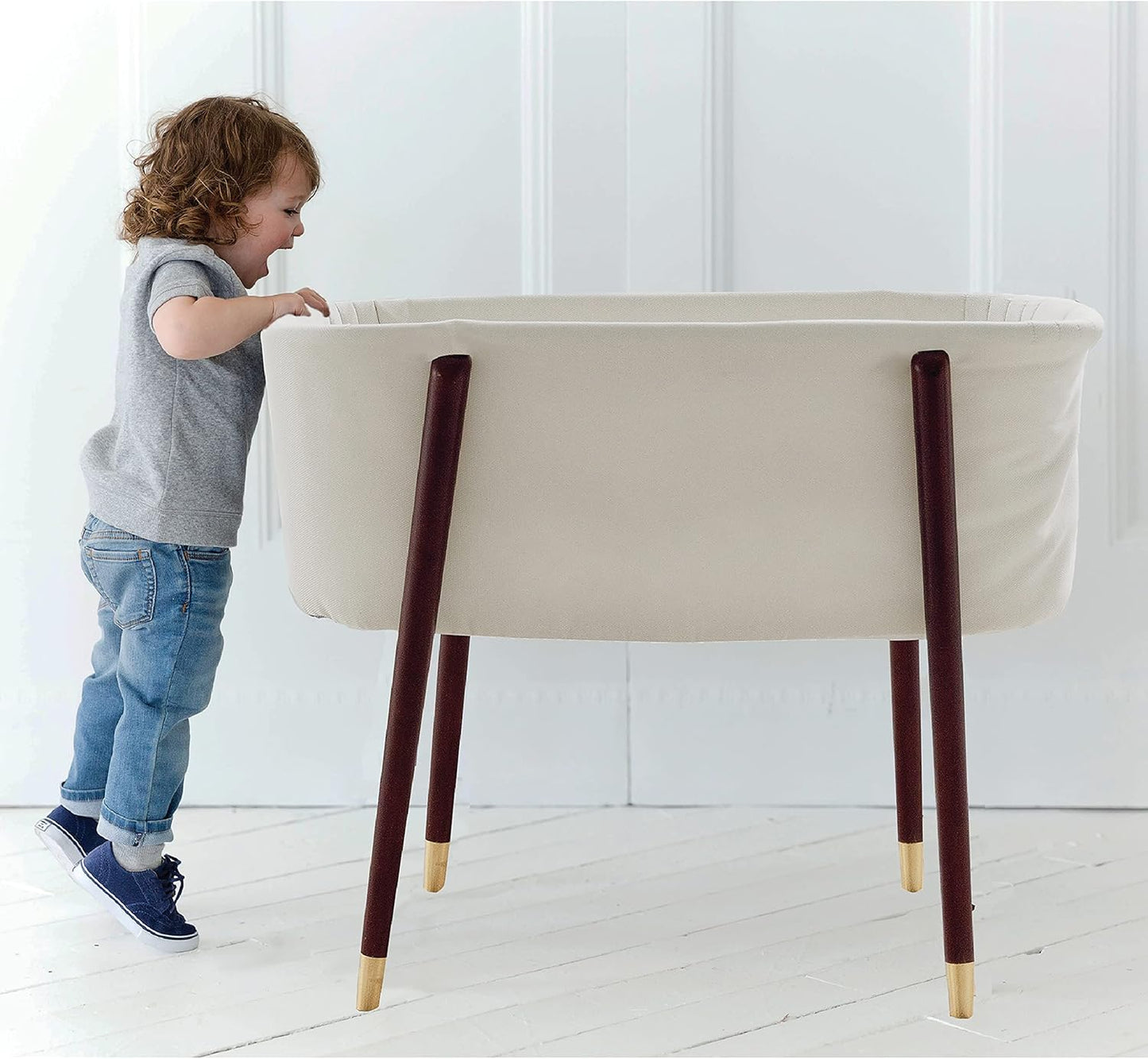 Sova Portable Baby Bassinet, Mid-Century Design with Extra Deep Walls for Newborns and Babies Safety, Includes 2 Fitted Sheets and Padded Mattress (Cream)