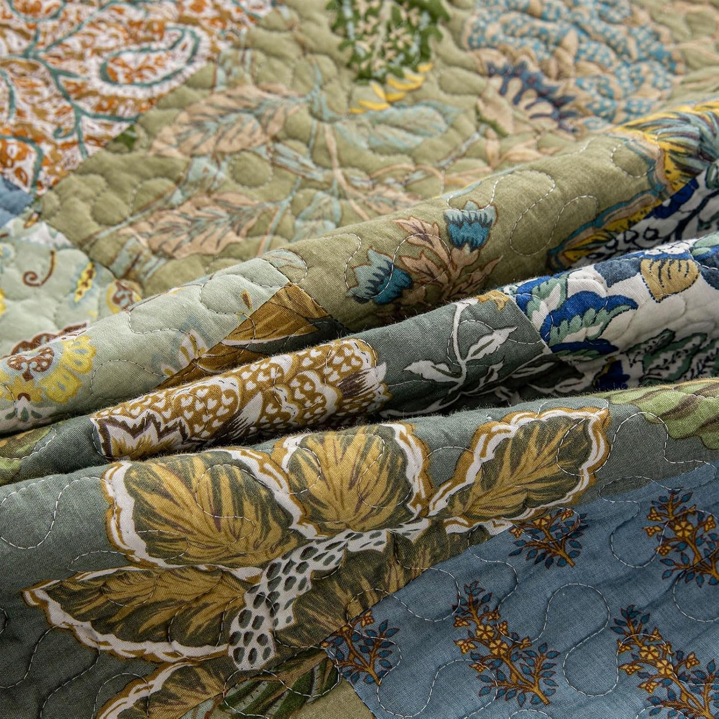 YAYIDAY Oversized Queen Quilt Patchwork Bedspreads (110x118 Inch) - 100% Cotton Reversible Breathable Green Leaves Quilted Coverlet with Pillow Shams for All Seasons